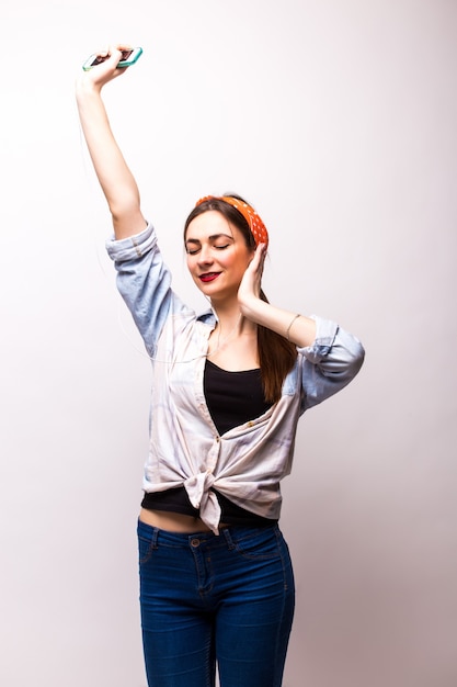 Foto gratuita adolescente bailando feliz con los brazos arriba