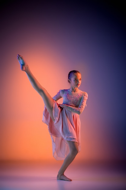 El adolescente bailarín de ballet moderno