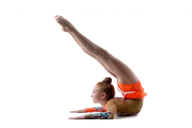 Niña pequeña haciendo gimnasia con aro Foto de stock 2109617015