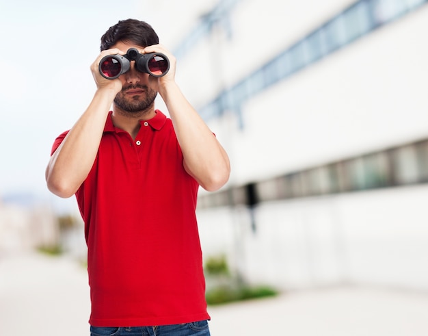 Foto gratuita adolescente con camiseta roja y prismáticos