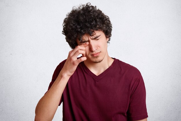 Adolescente cansado con cabello crujiente