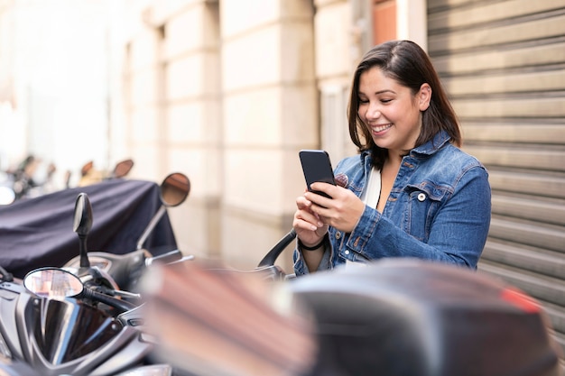 Foto gratuita adolescente casual navegando por su teléfono