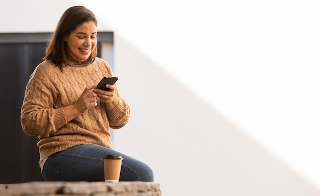 Foto gratuita adolescente casual navegando por su teléfono