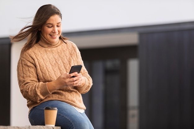 Adolescente casual navegando por su teléfono