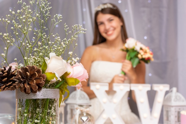 Adolescente celebrando quinceañera con lindo arreglo