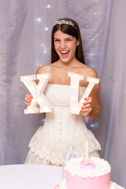 Foto gratuita adolescente celebrando quinceañera