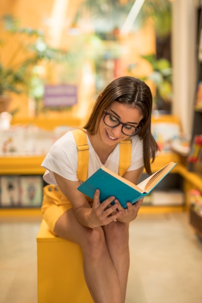 Adolescente colegiala leyendo atentamente