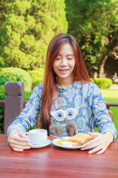 Adolescente comiendo desayuno