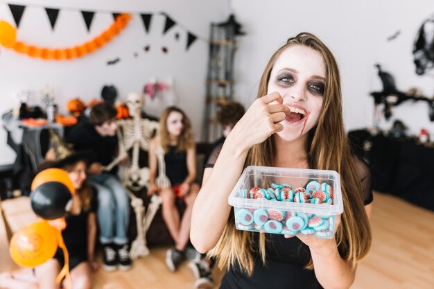 Foto gratuita adolescente comiendo mermelada en fiesta permitida