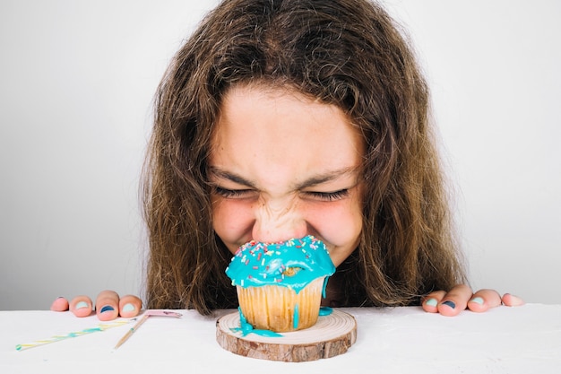 Adolescente comiendo muffin