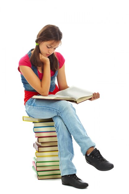 Adolescente concentrada leyendo un libro