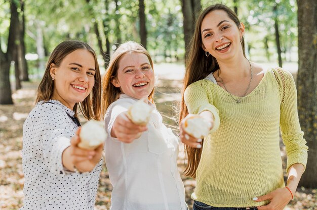 Adolescente dando helado a la cámara