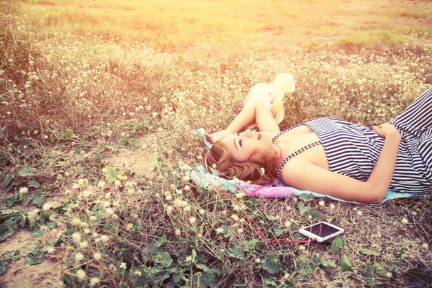 Adolescente descansando al atardecer