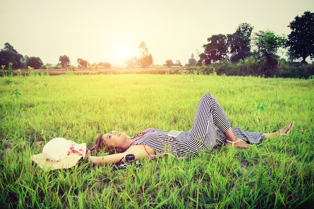 Foto gratuita adolescente descansando en el césped con una cámara