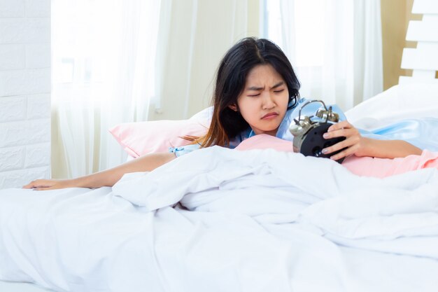 Adolescente despertado en la mañana tarde