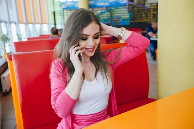 Adolescente distraída hablando por teléfono