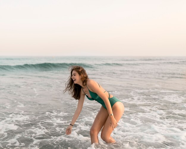 Adolescente divirtiéndose en el mar