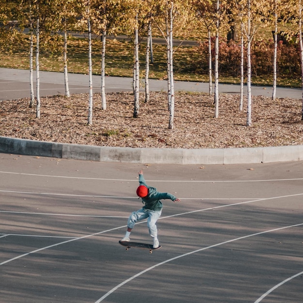 Adolescente divirtiéndose con patineta al aire libre