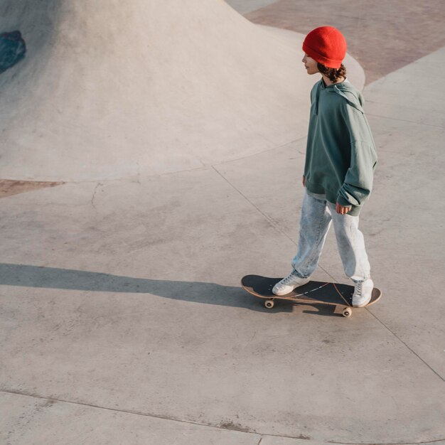 Adolescente divirtiéndose en el skatepark con espacio de copia