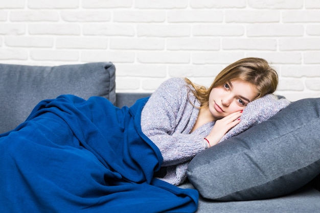 Foto gratuita adolescente durmiendo en el sofá