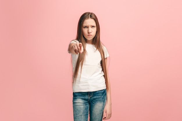 Adolescente enojado apuntando hacia el frente