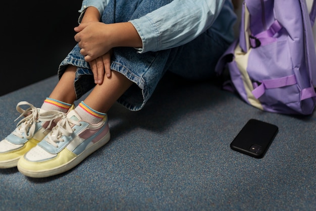 Foto gratuita un adolescente es víctima de acoso cibernético