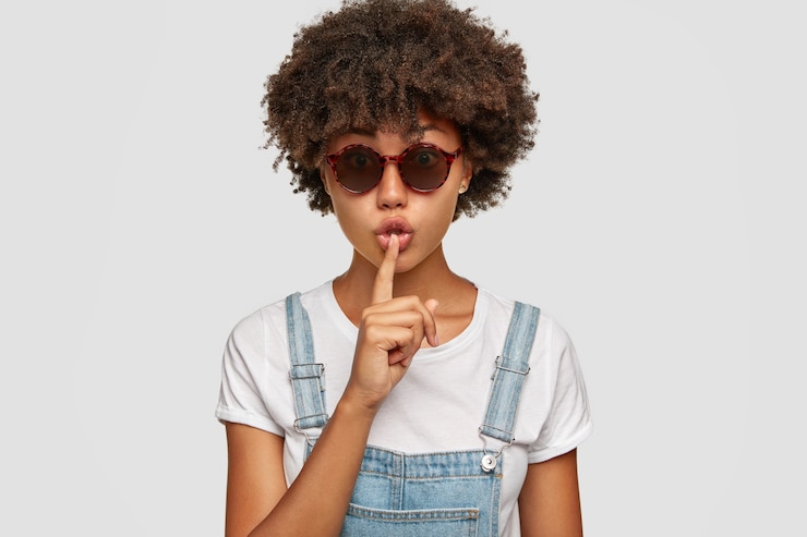 Foto gratuito adolescente con estilo mantiene los labios más finos