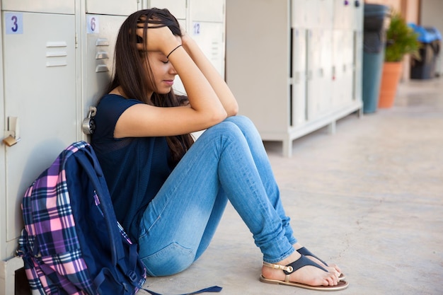 Foto gratuita adolescente estresada por un drama de la escuela secundaria