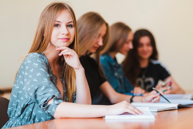 Foto gratuita adolescente estudiando cerca de amigos