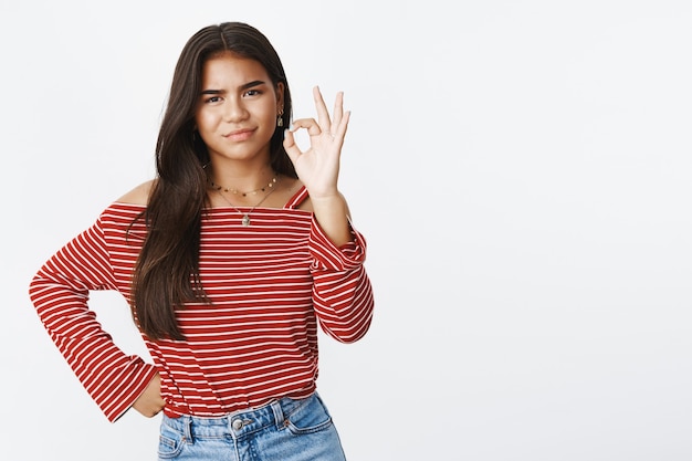 Foto gratuita una adolescente expresiva con una blusa a rayas