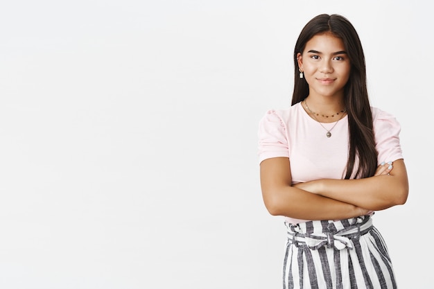 Foto gratuita una adolescente expresiva con una camiseta rosa