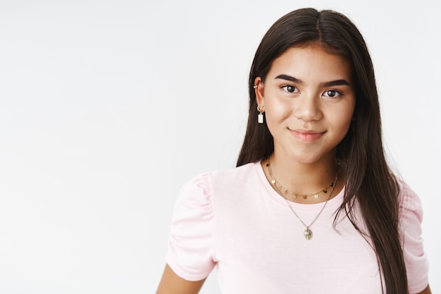Una adolescente expresiva con una camiseta rosa