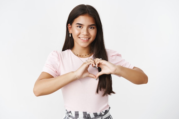 Foto gratuita una adolescente expresiva con una camiseta rosa