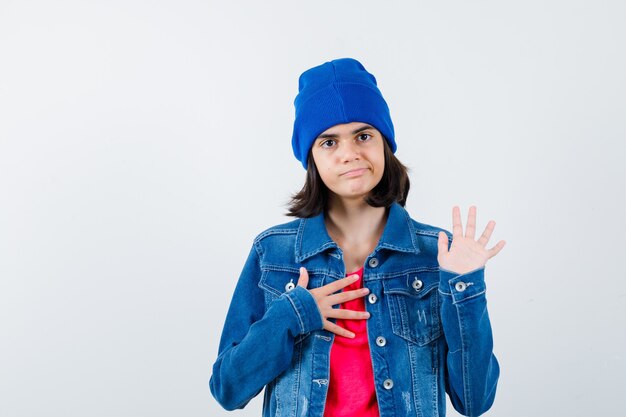 Una adolescente expresiva está planteando