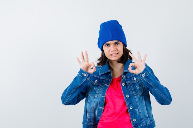 Una adolescente expresiva está planteando