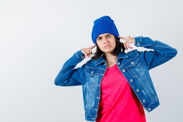 Una adolescente expresiva está planteando