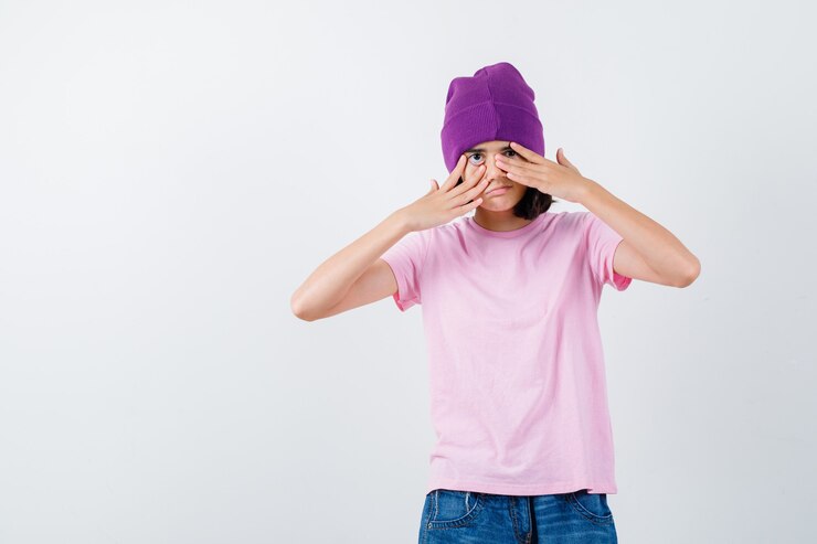 Foto gratuito una adolescente expresiva está planteando