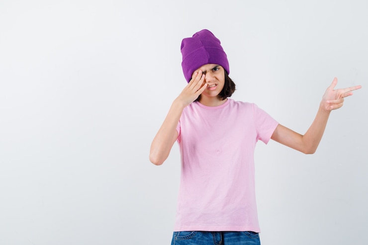 Foto gratuito una adolescente expresiva está planteando