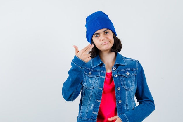 Foto gratuita una adolescente expresiva está planteando