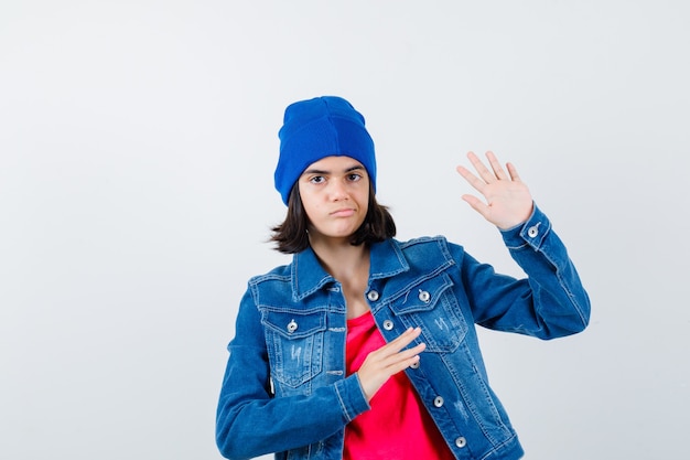 Foto gratuita una adolescente expresiva está planteando