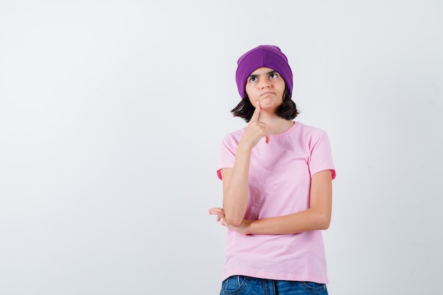 Foto gratuita una adolescente expresiva está planteando