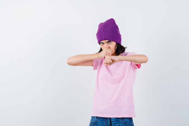 Foto gratuita una adolescente expresiva está planteando