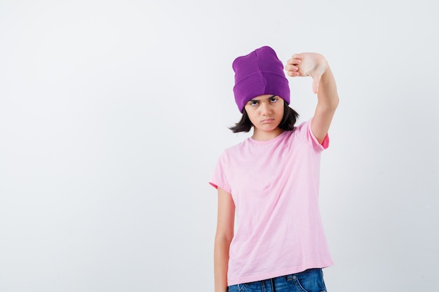 Foto gratuita una adolescente expresiva está planteando