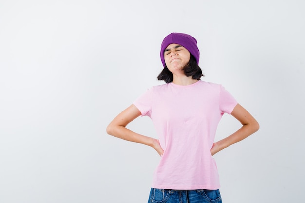 Foto gratuita una adolescente expresiva está planteando