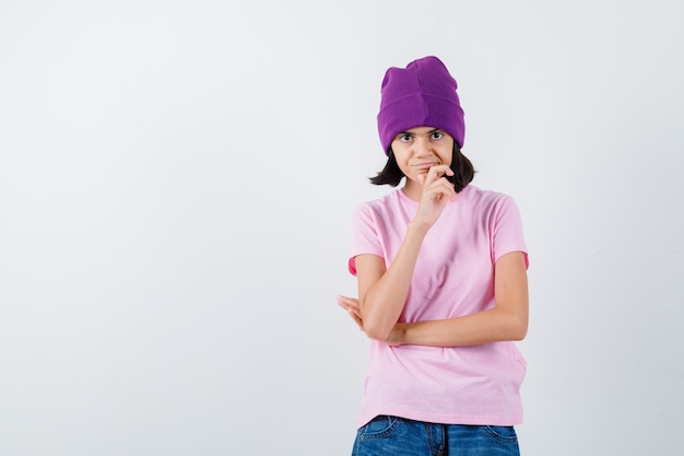 Foto gratuita una adolescente expresiva está planteando