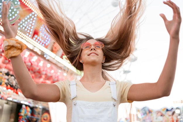 Foto gratuita adolescente feliz de ángulo bajo