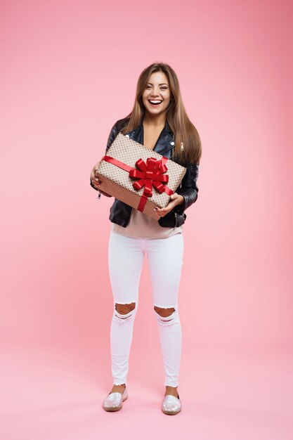 Adolescente feliz en aspecto básico con regalo de cumpleaños