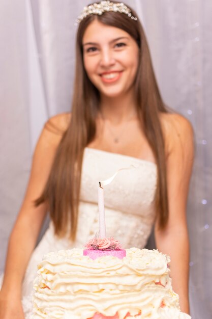 Adolescente feliz celebrando su decimoquinto cumpleaños con un pastel