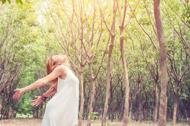 Adolescente feliz en la naturaleza