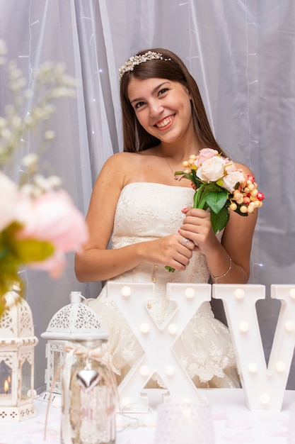 Adolescente feliz con un ramo de flores